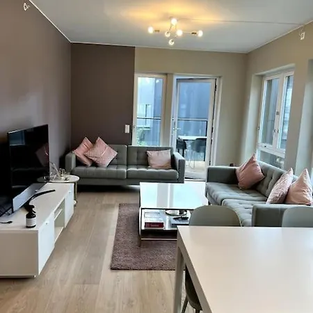 Modern 2 Bedroom In Center 아파트