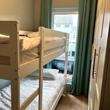 Modern 2 Bedroom In Center Apartment *