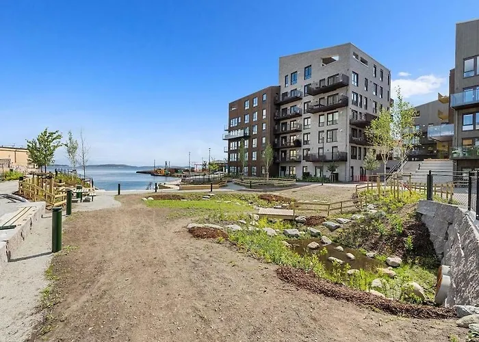 Modern 2 Bedroom In Center *