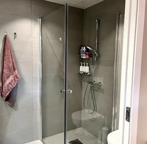 Modern 2 Bedroom In Center *